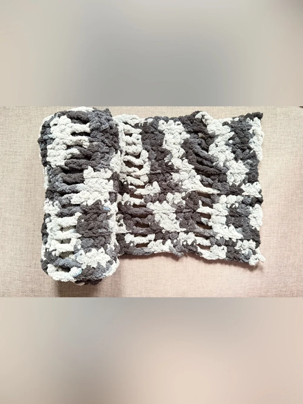 Cozy Crocheted Soft Textured Scarf - Gray & Black BN
